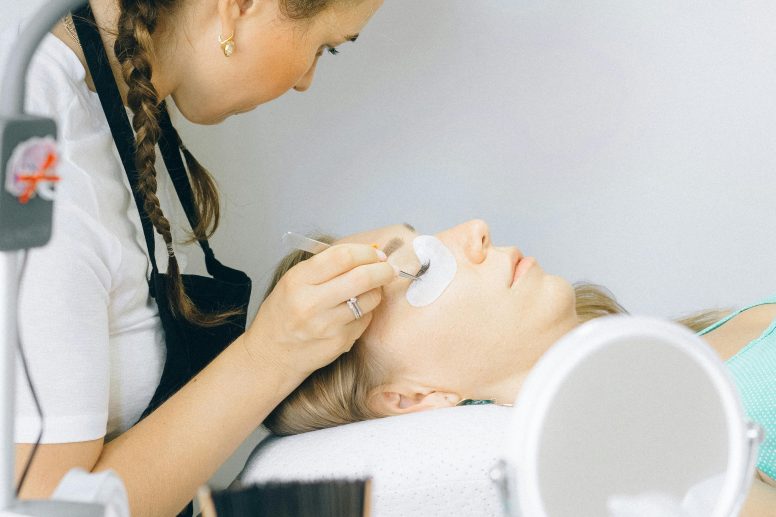 Image illustrant différentes techniques d'extensions de cils : volume russe, cil à cil et hybride.