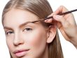 Application du brow-lift sur une cliente
