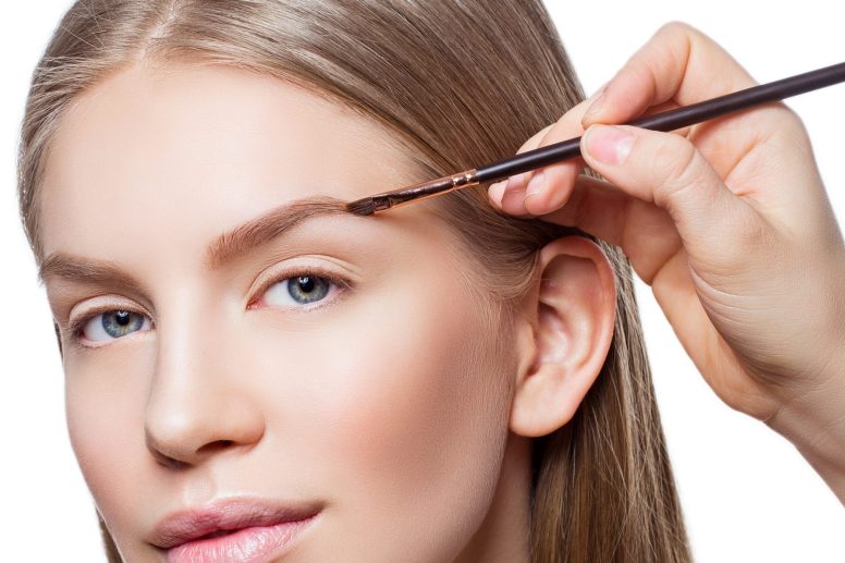 Application du brow-lift sur une cliente